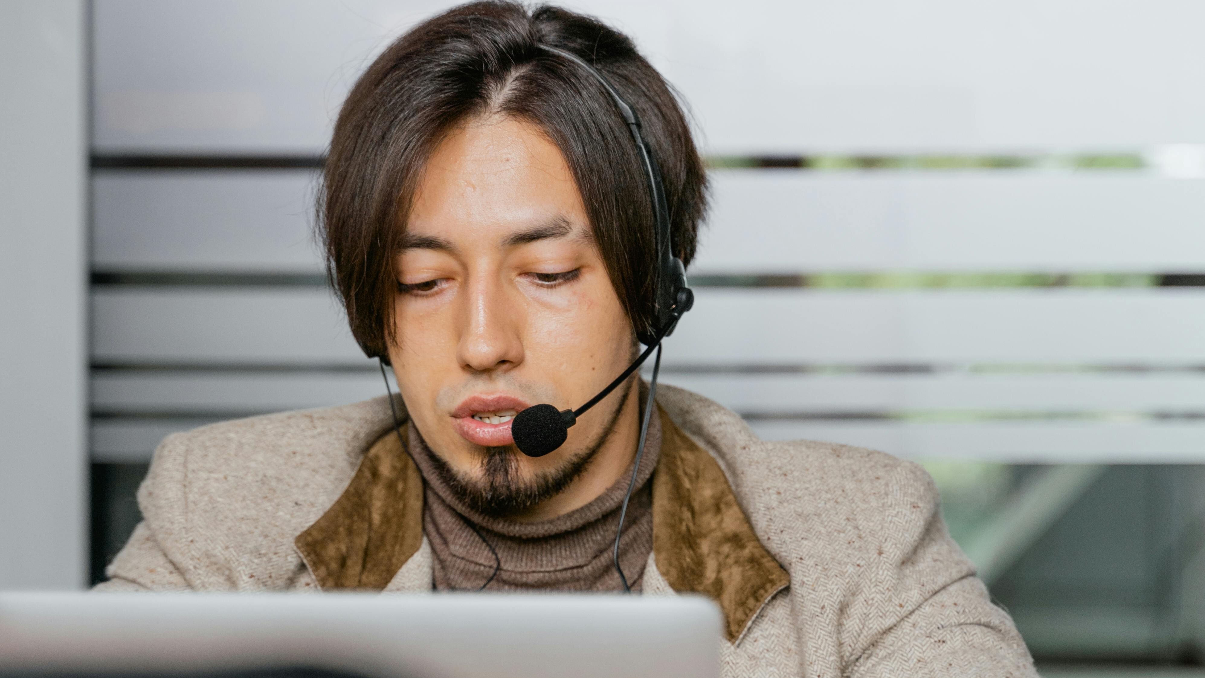 Virtual Assistant talking with a client