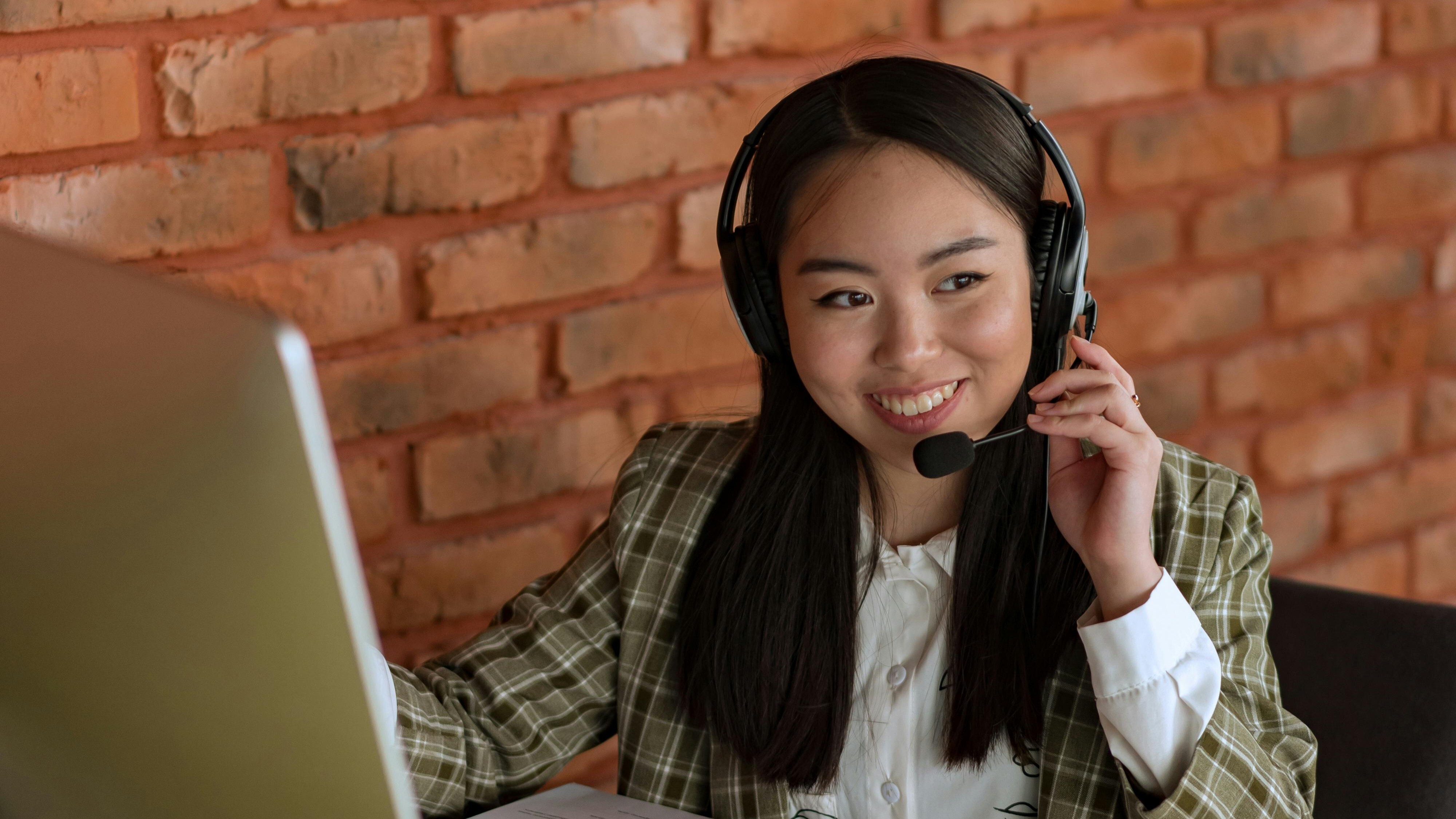 Virtual Assistant talking to a Client