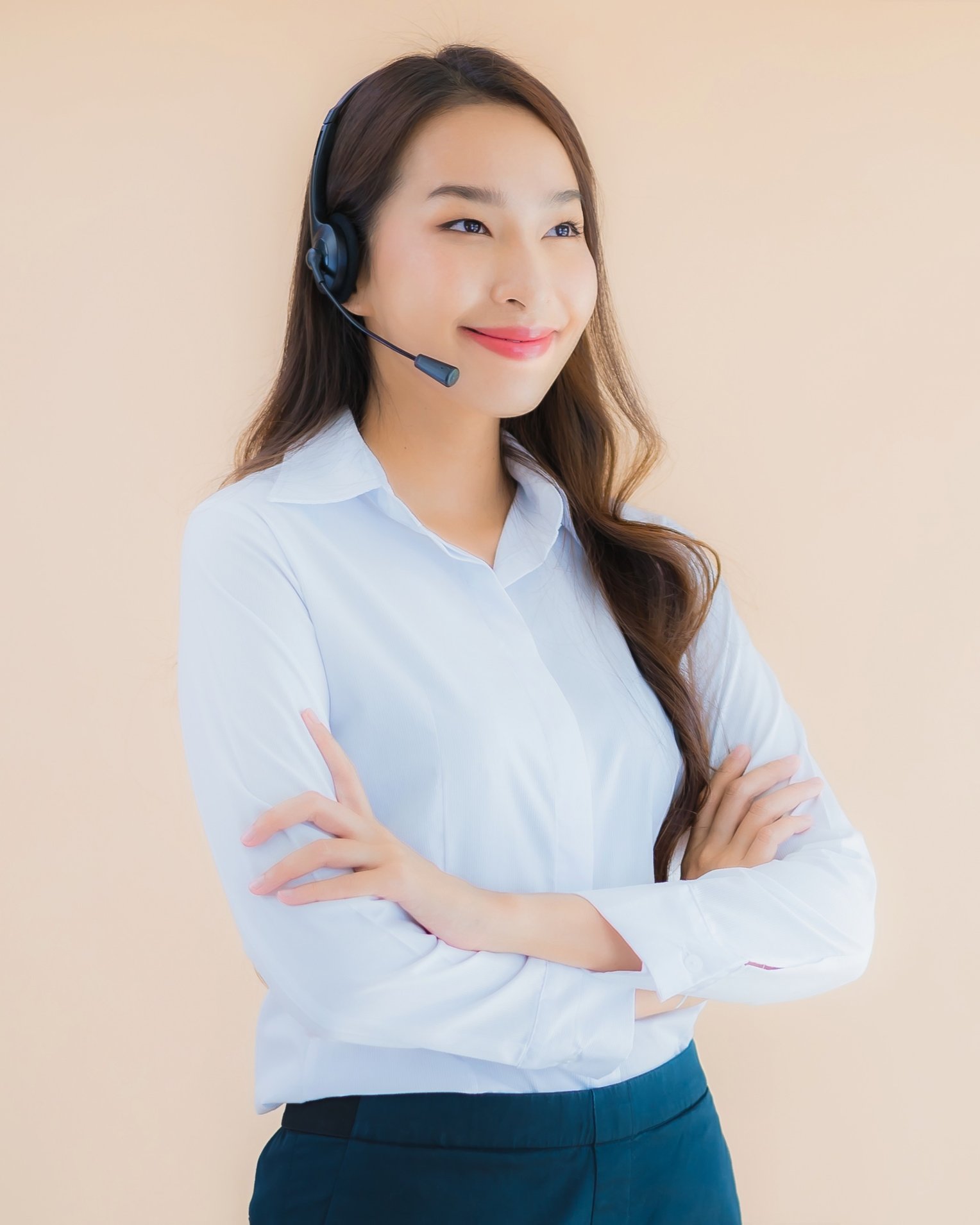 portrait-beautiful-young-asian-business-woman-with-headphone-call-center1